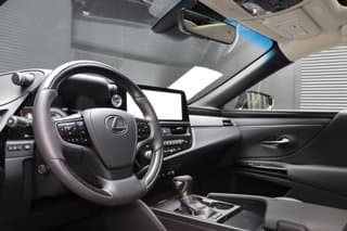 Lexus ES 300h 4-door Mid-Size Passenger Car 2025 — photo 13