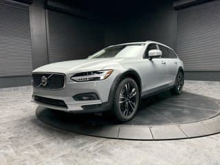 Volvo V90 Cross Country Mid-Size Wagon 2024 — photo 8