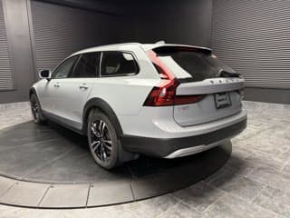 Volvo V90 Cross Country Mid-Size Wagon 2024 — photo 6