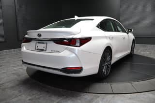Lexus ES 300h 4-door Mid-Size Passenger Car 2025 — photo 3