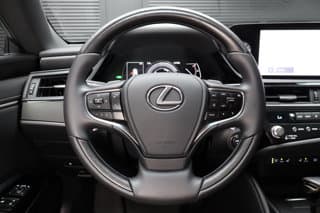 Lexus ES 300h 4-door Mid-Size Passenger Car 2025 — photo 17
