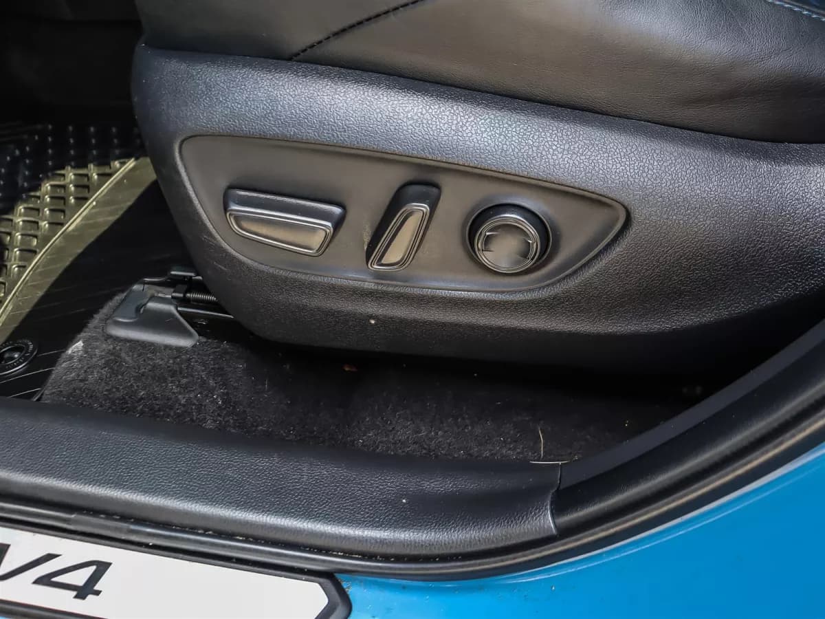 Toyota RAV4 2023 — photo 9