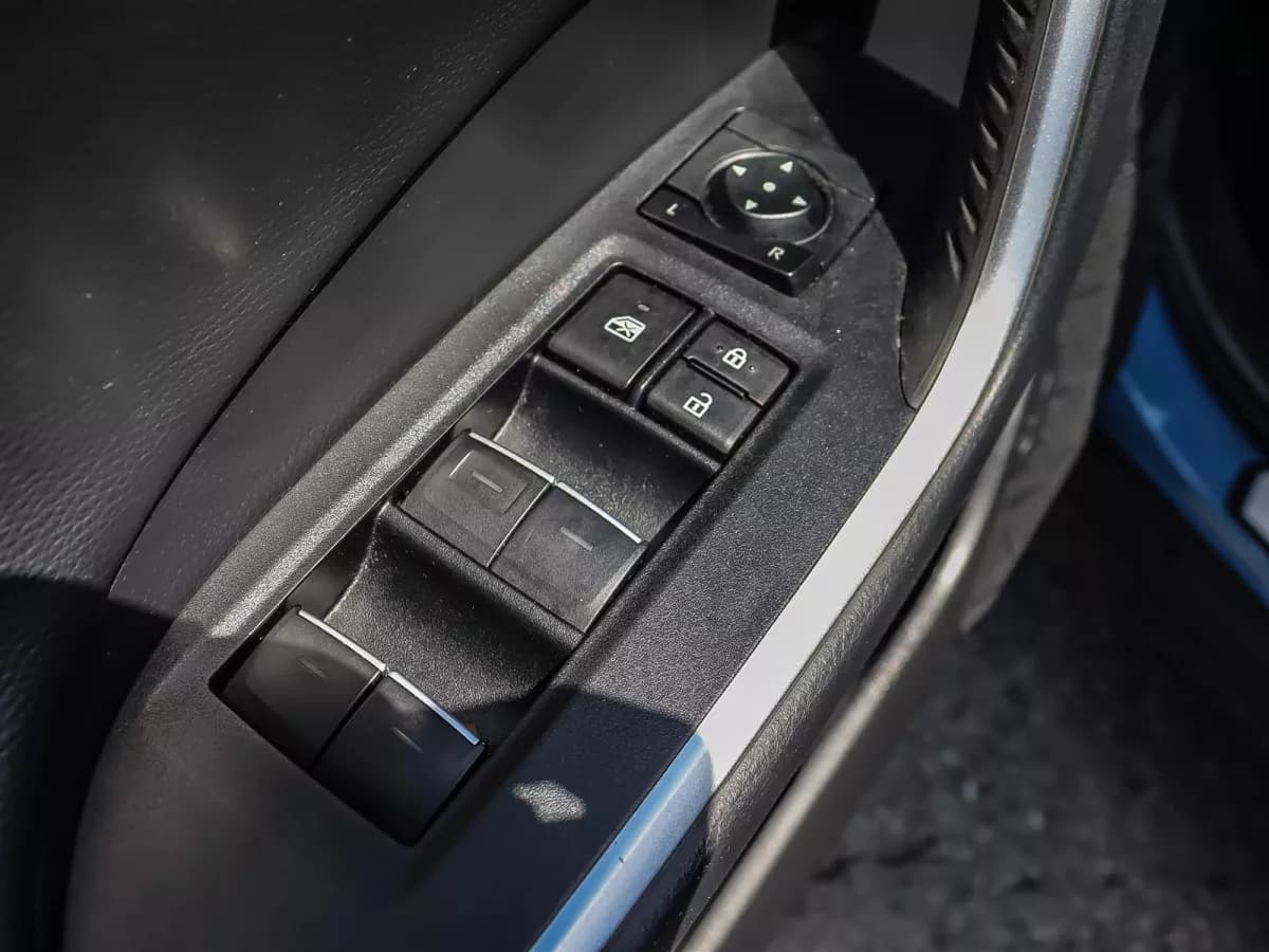 Toyota RAV4 2023 — photo 10