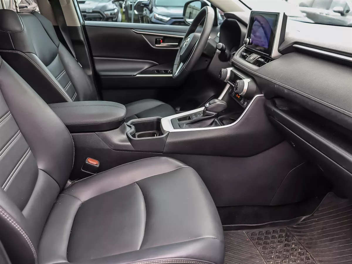 Toyota RAV4 2023 — photo 17
