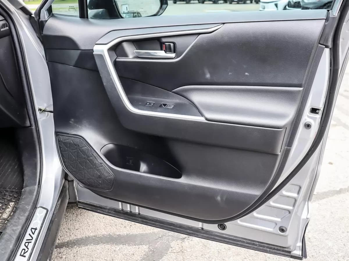 Toyota RAV4 2023 — photo 18
