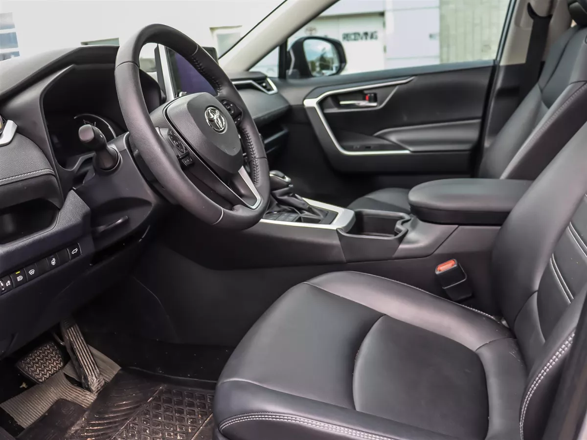 Toyota RAV4 2023 — photo 8