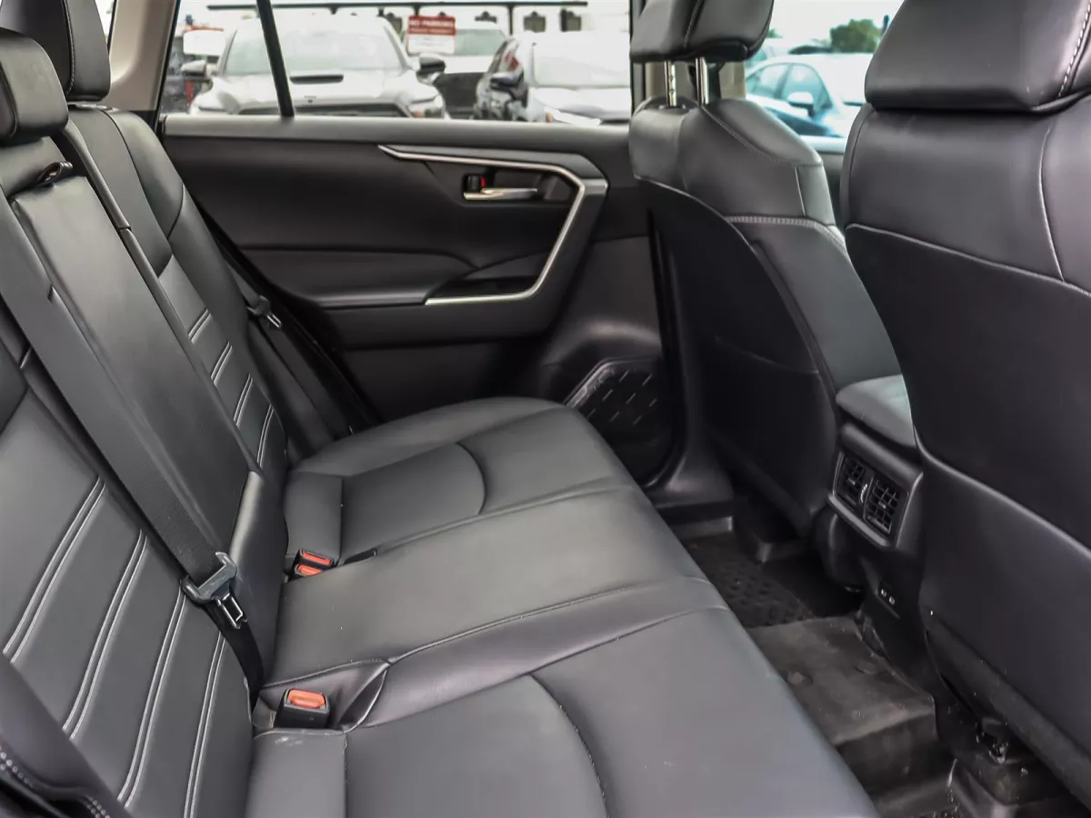 Toyota RAV4 2023 — photo 19