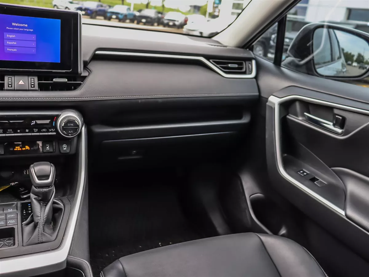Toyota RAV4 2023 — photo 16