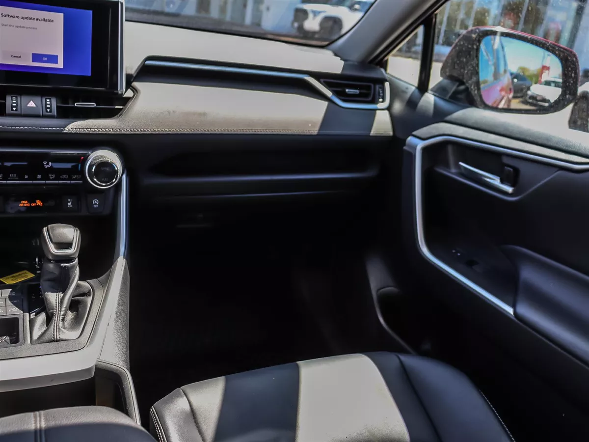 Toyota RAV4 2023 — photo 17