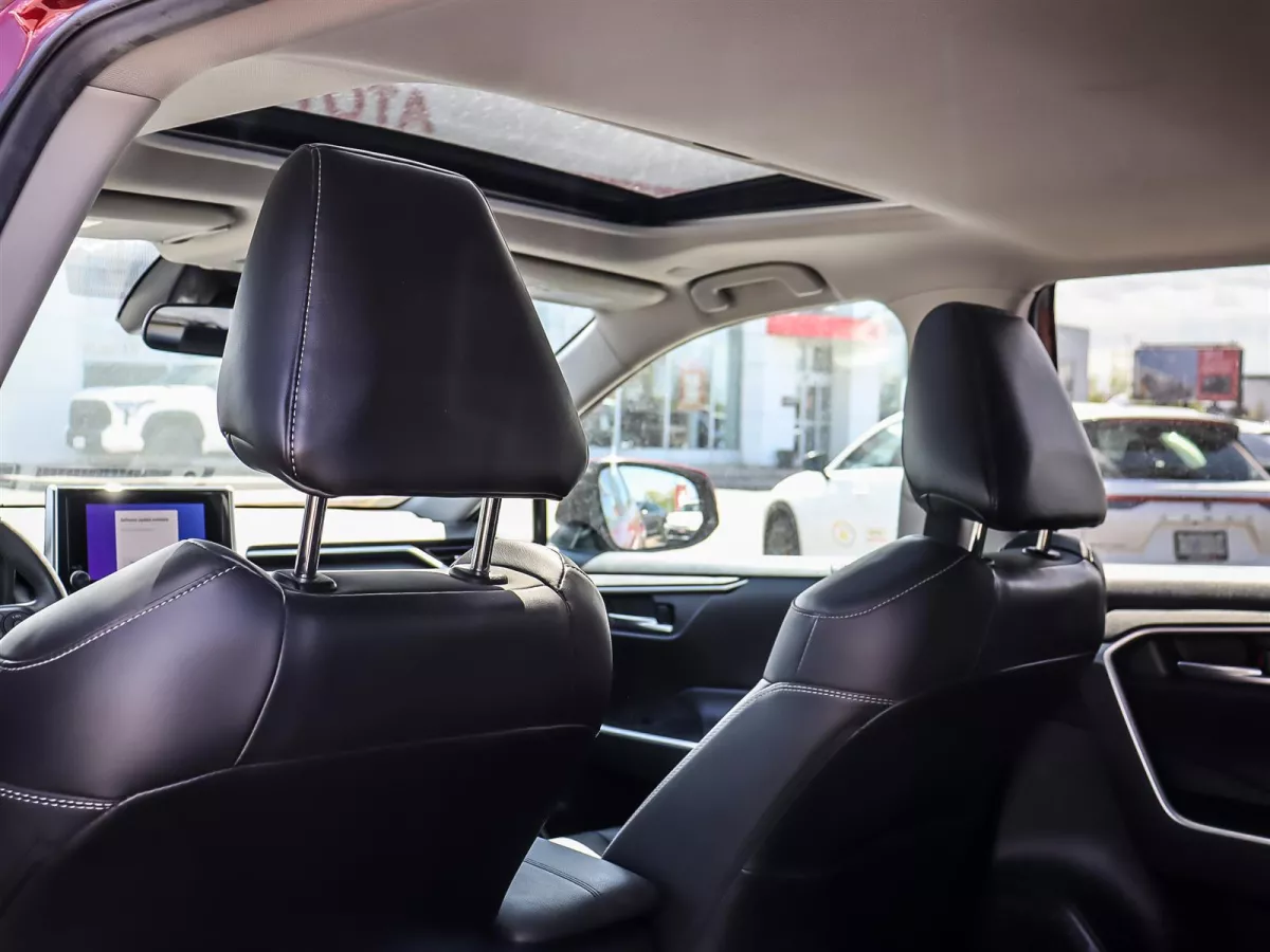 Toyota RAV4 2023 — photo 18