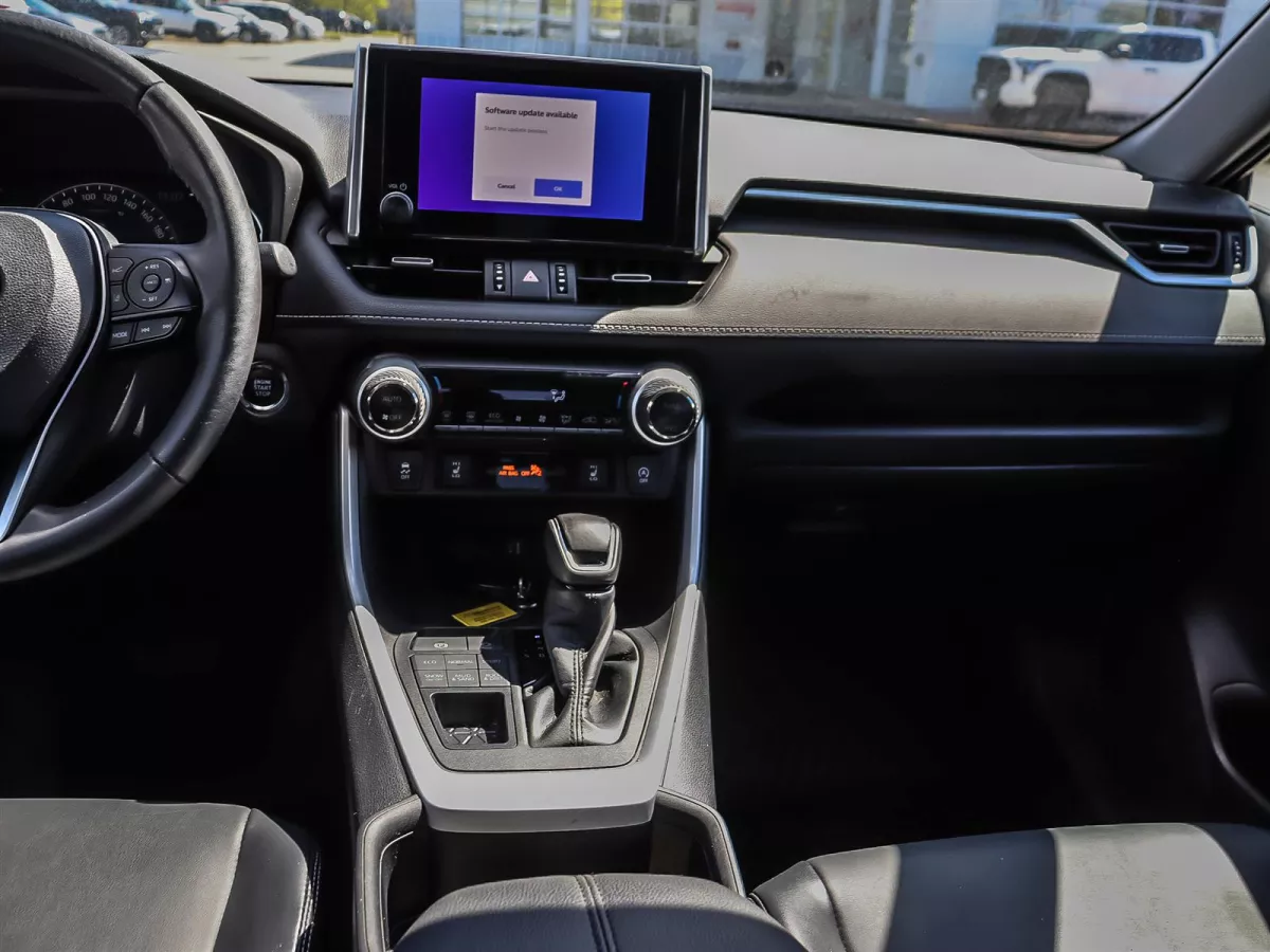 Toyota RAV4 2023 — photo 16