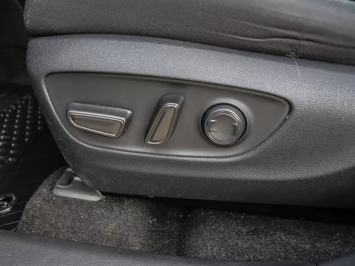 Toyota RAV4 2023 — photo 10
