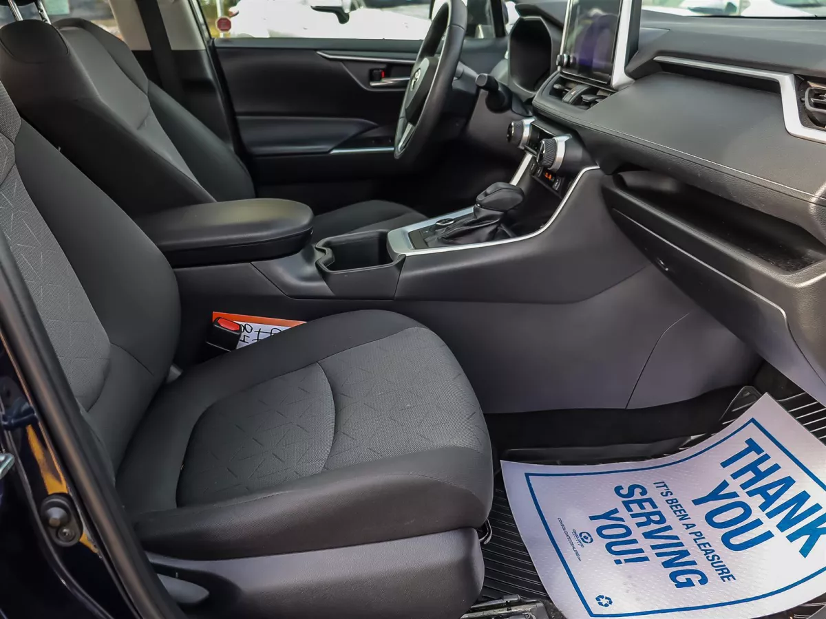 Toyota RAV4 2023 — photo 18
