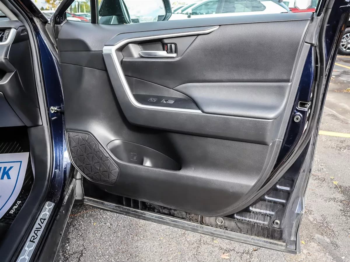 Toyota RAV4 2023 — photo 19
