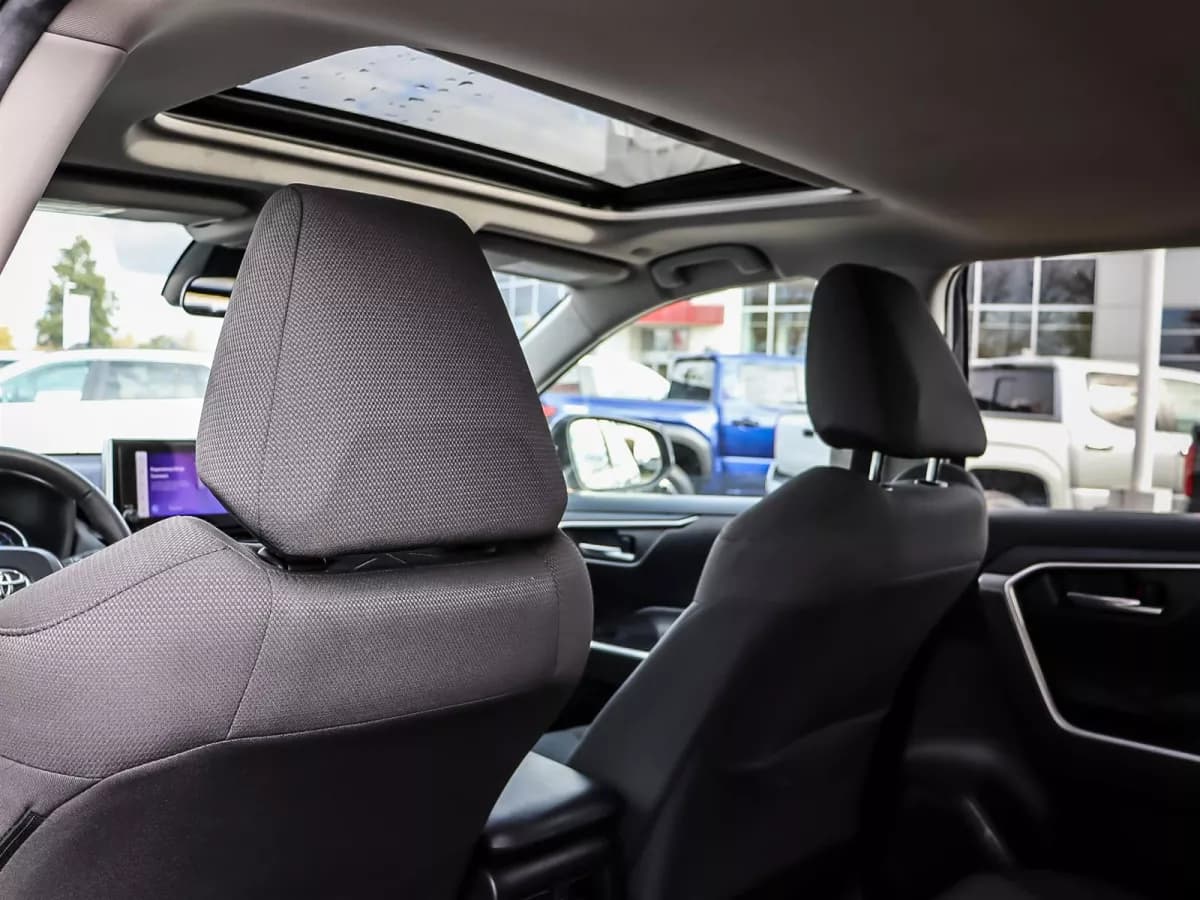 Toyota RAV4 2023 — photo 11