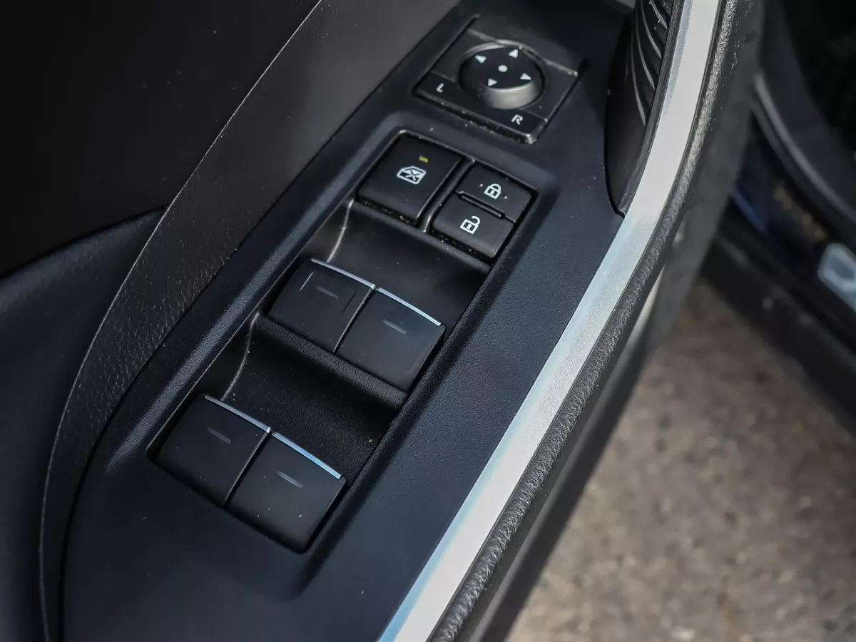 Toyota RAV4 2023 — photo 8