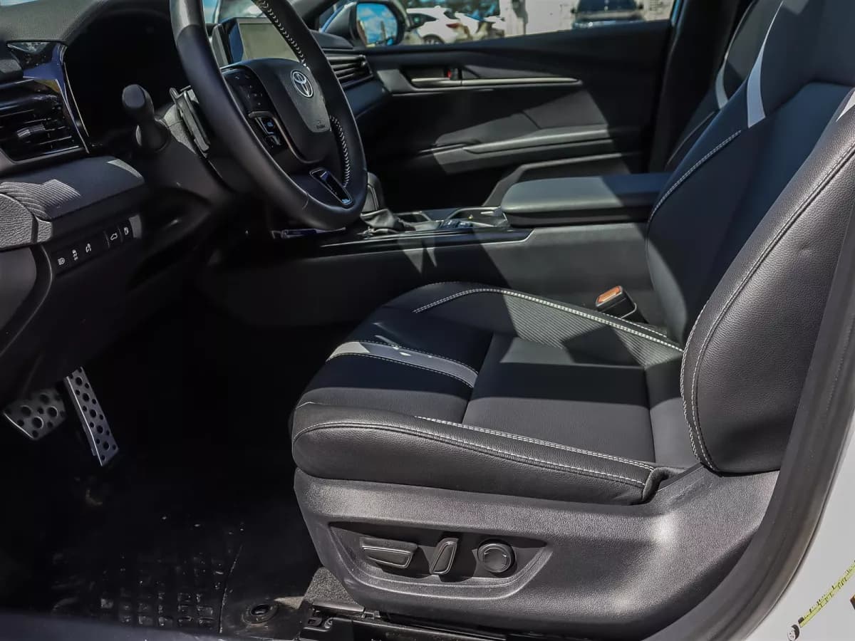 Toyota Camry 2026 — photo 9