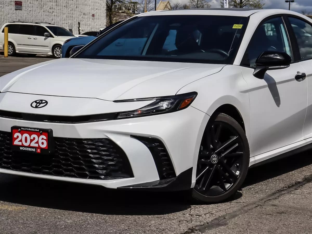 Toyota Camry 2026 — photo 2