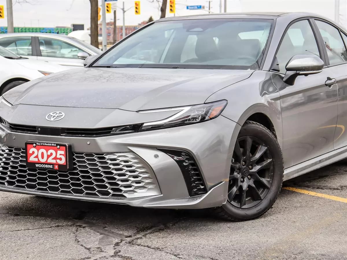 Toyota Camry 2025 — photo 2