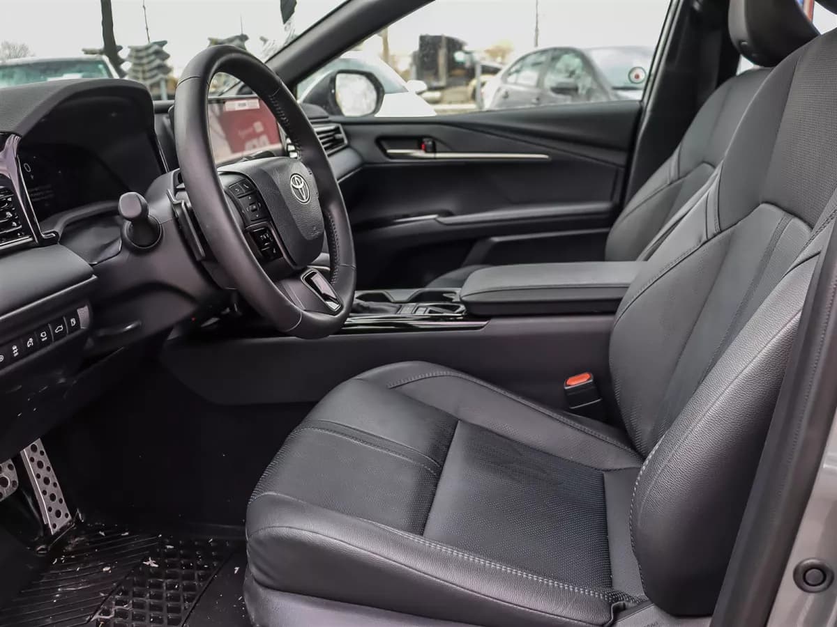 Toyota Camry 2025 — photo 9