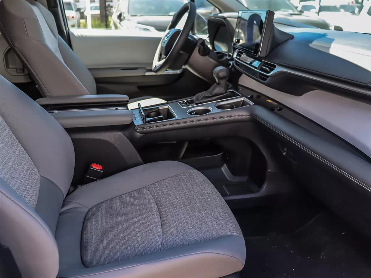 Toyota Sienna 2025 — photo 16
