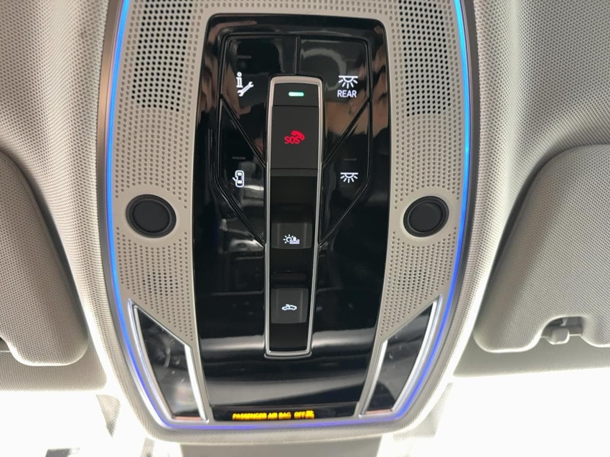 Audi A8 2021 — photo 17