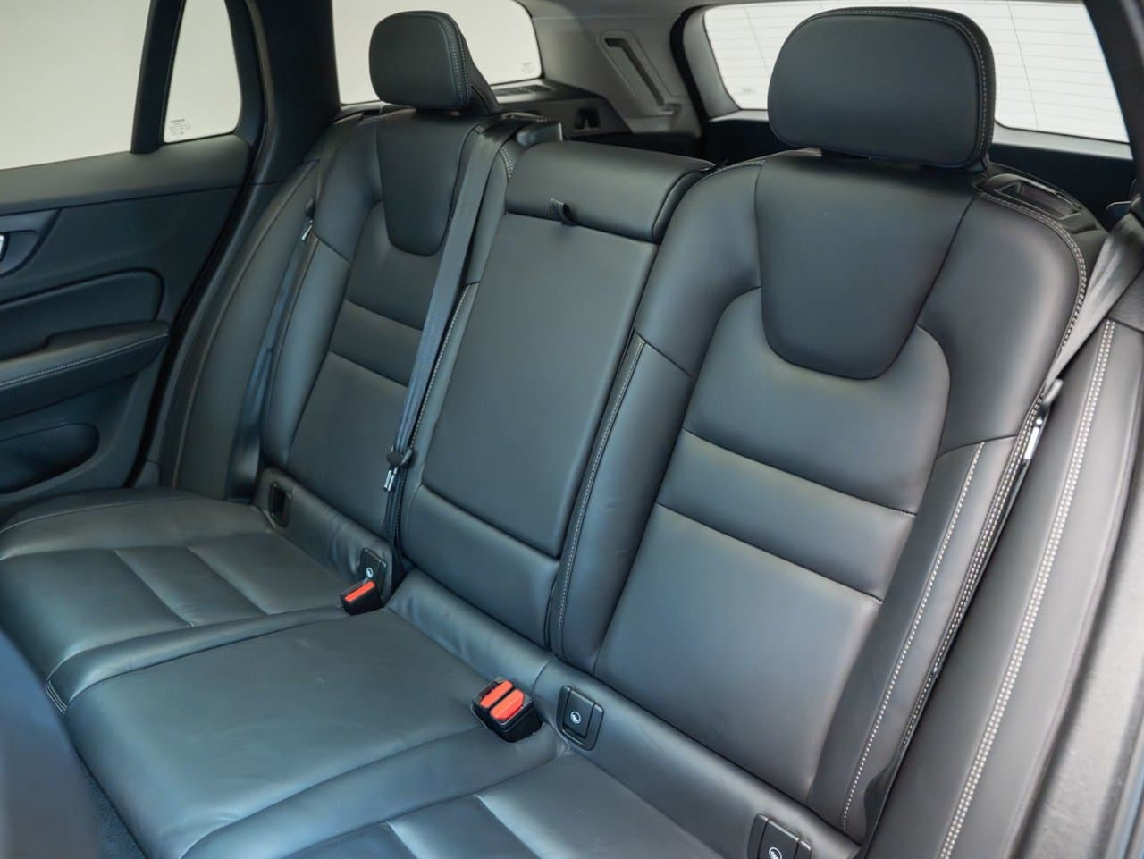 Volvo V60 2024 — photo 16