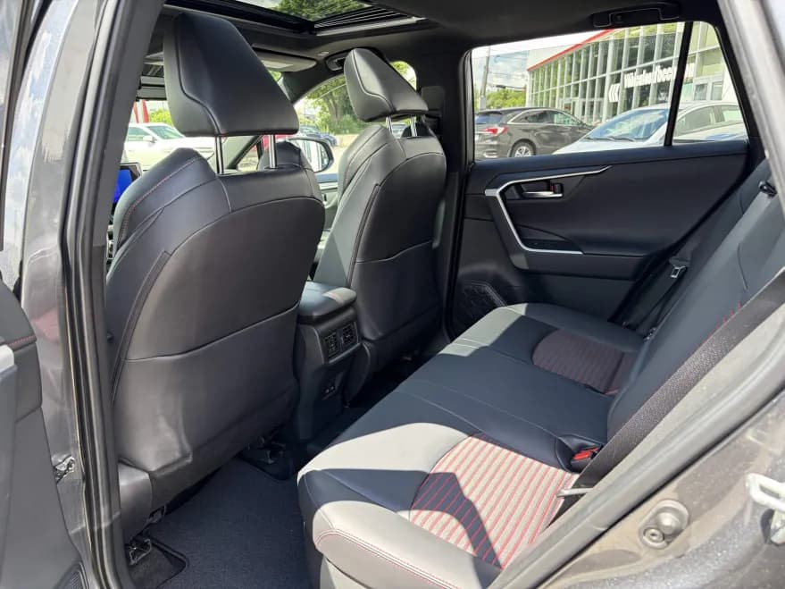 Toyota RAV4 Plug-In Hybrid 2023 — photo 13