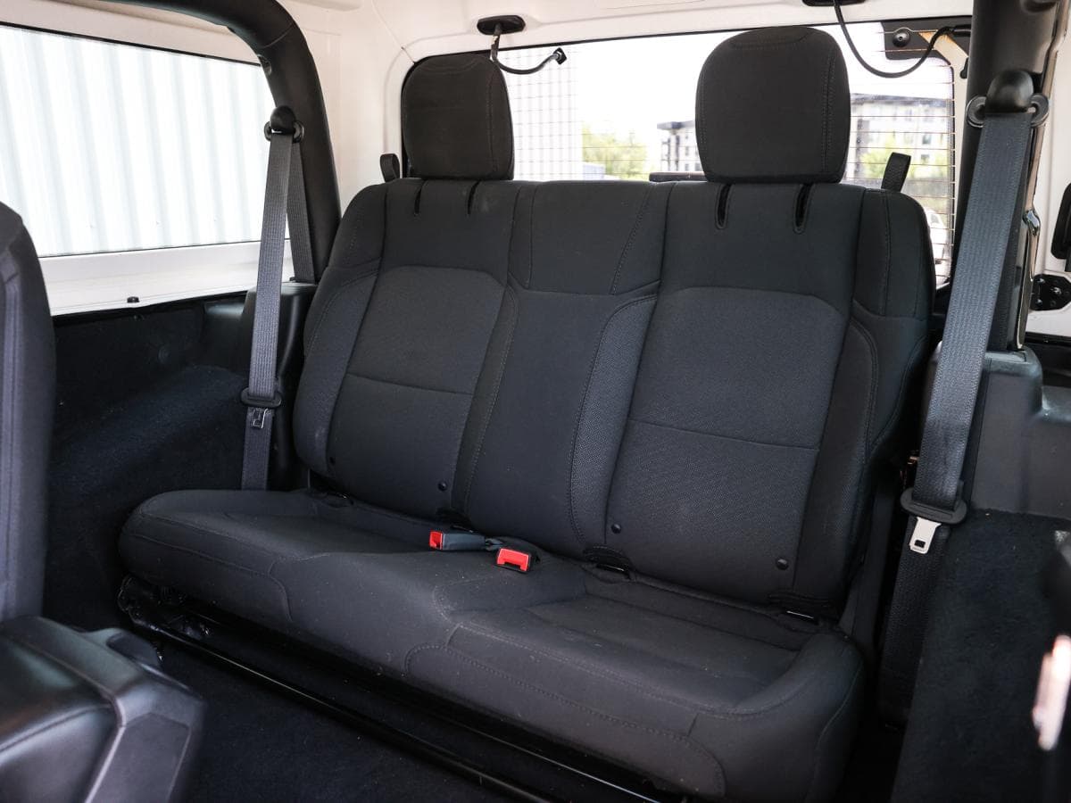 Jeep Wrangler 2023 — photo 21