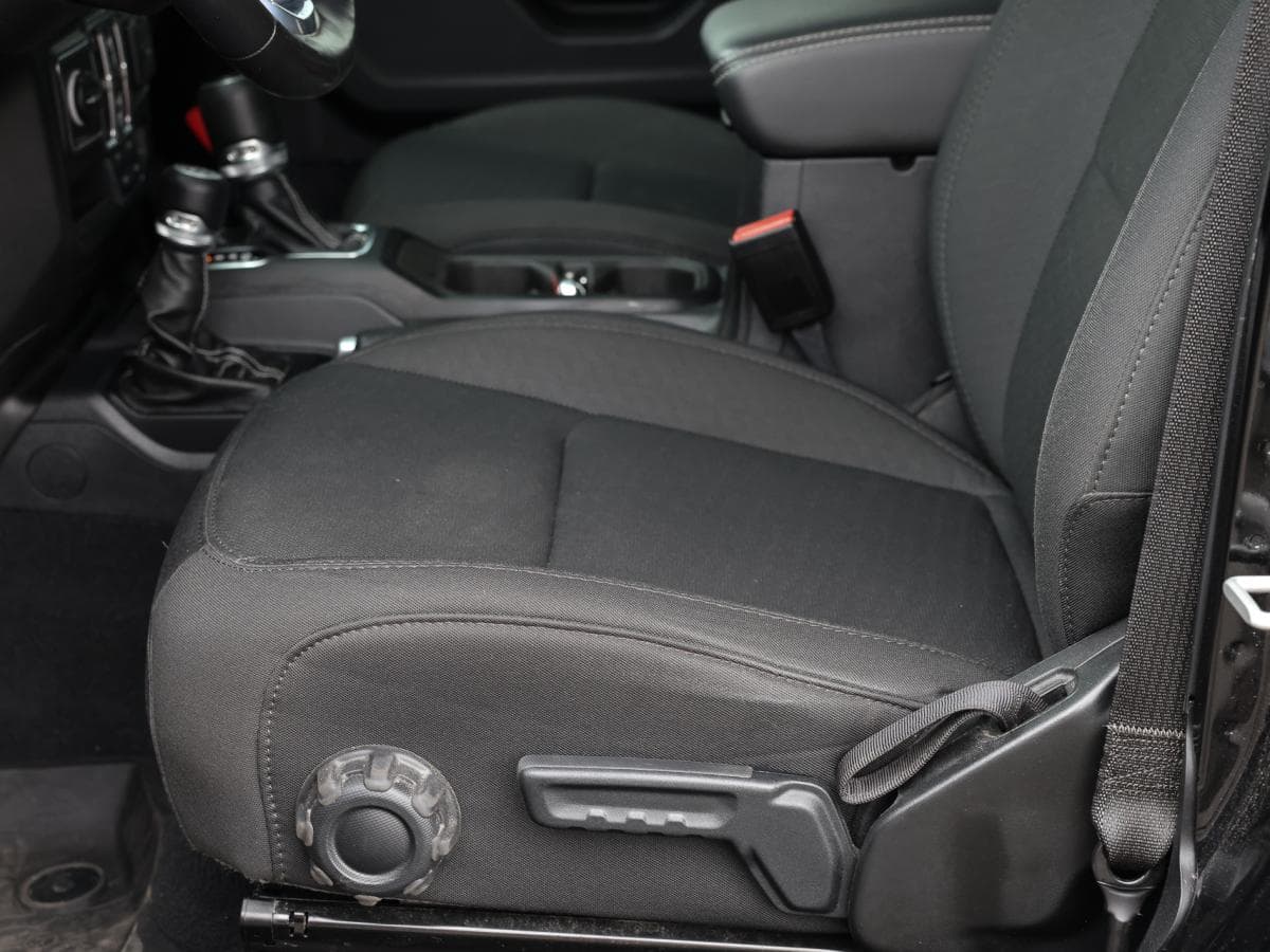 Jeep Wrangler 2023 — photo 21