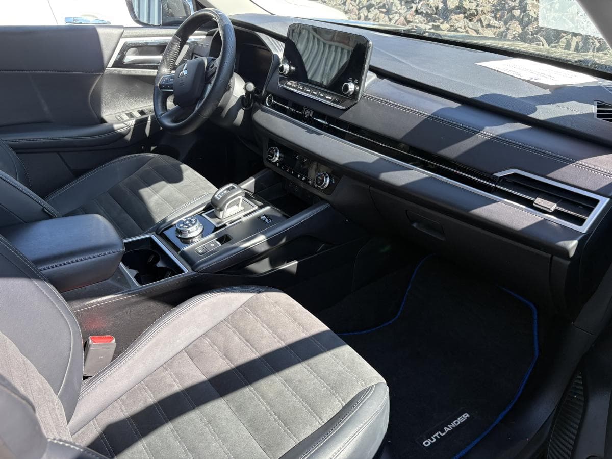 Mitsubishi Outlander PHEV 2024 — photo 12