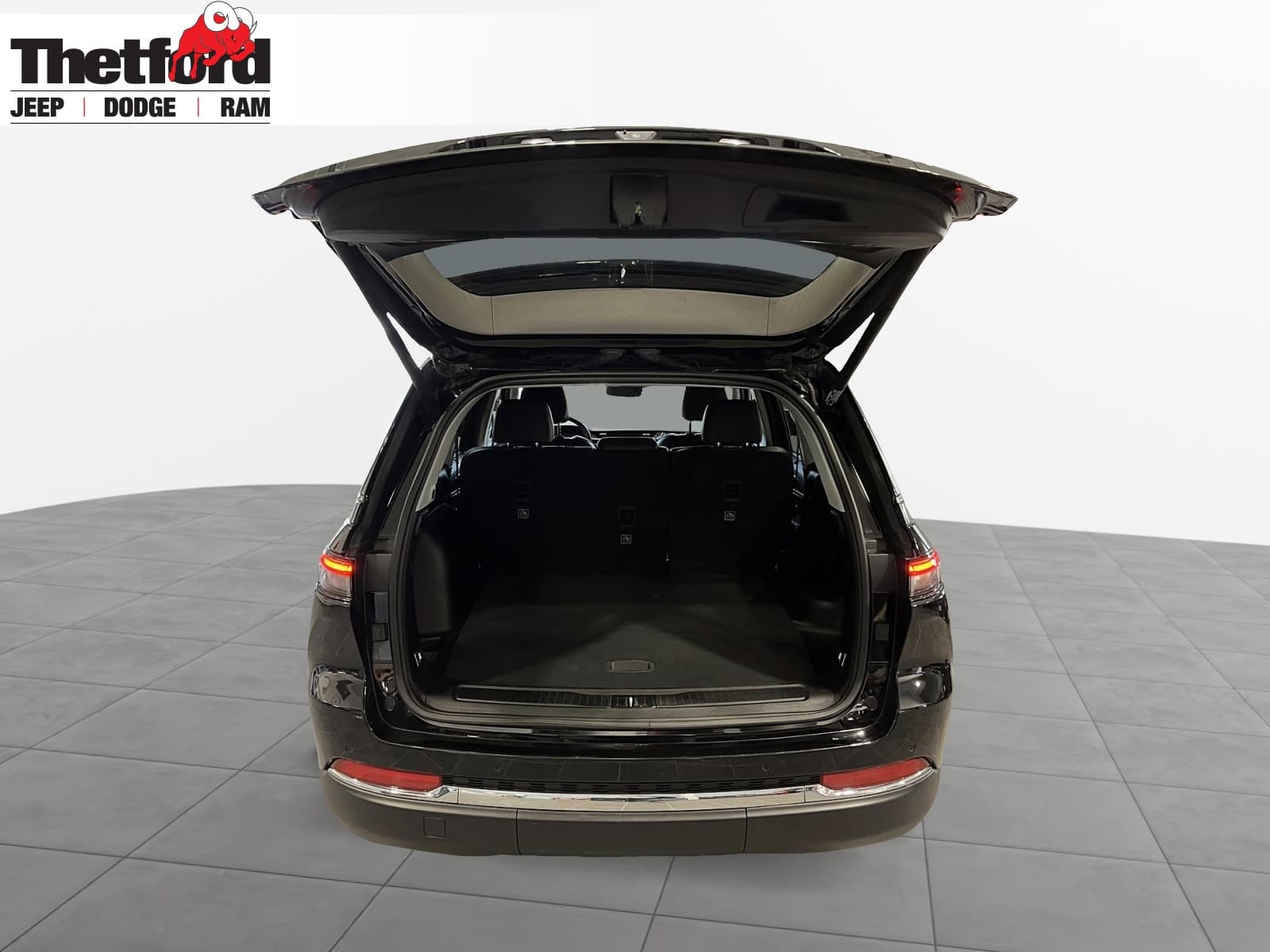 Jeep Grand Cherokee 2023 — photo 8
