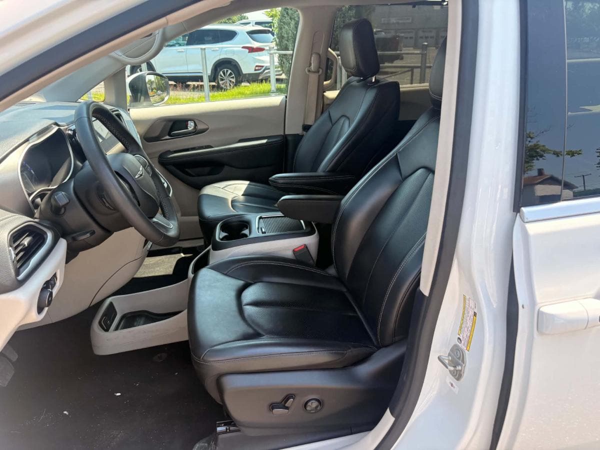 Chrysler Pacifica 2023 — photo 3