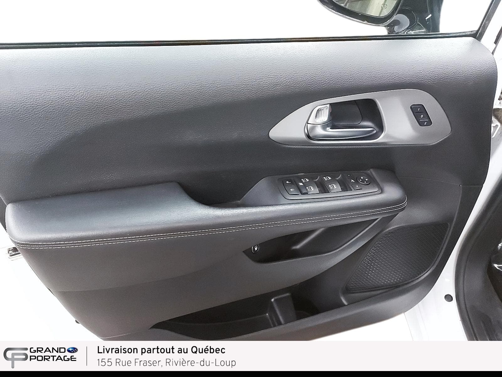 Chrysler Pacifica Hybrid 2023 — photo 12