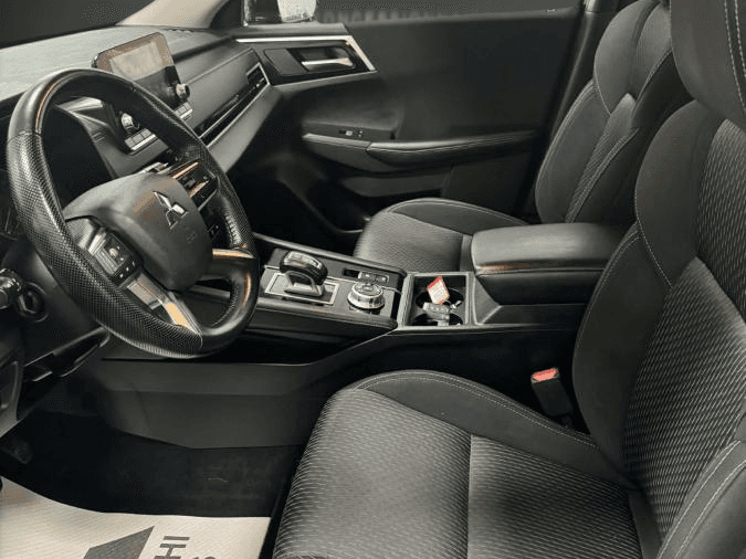 Mitsubishi Outlander 2023 — photo 8