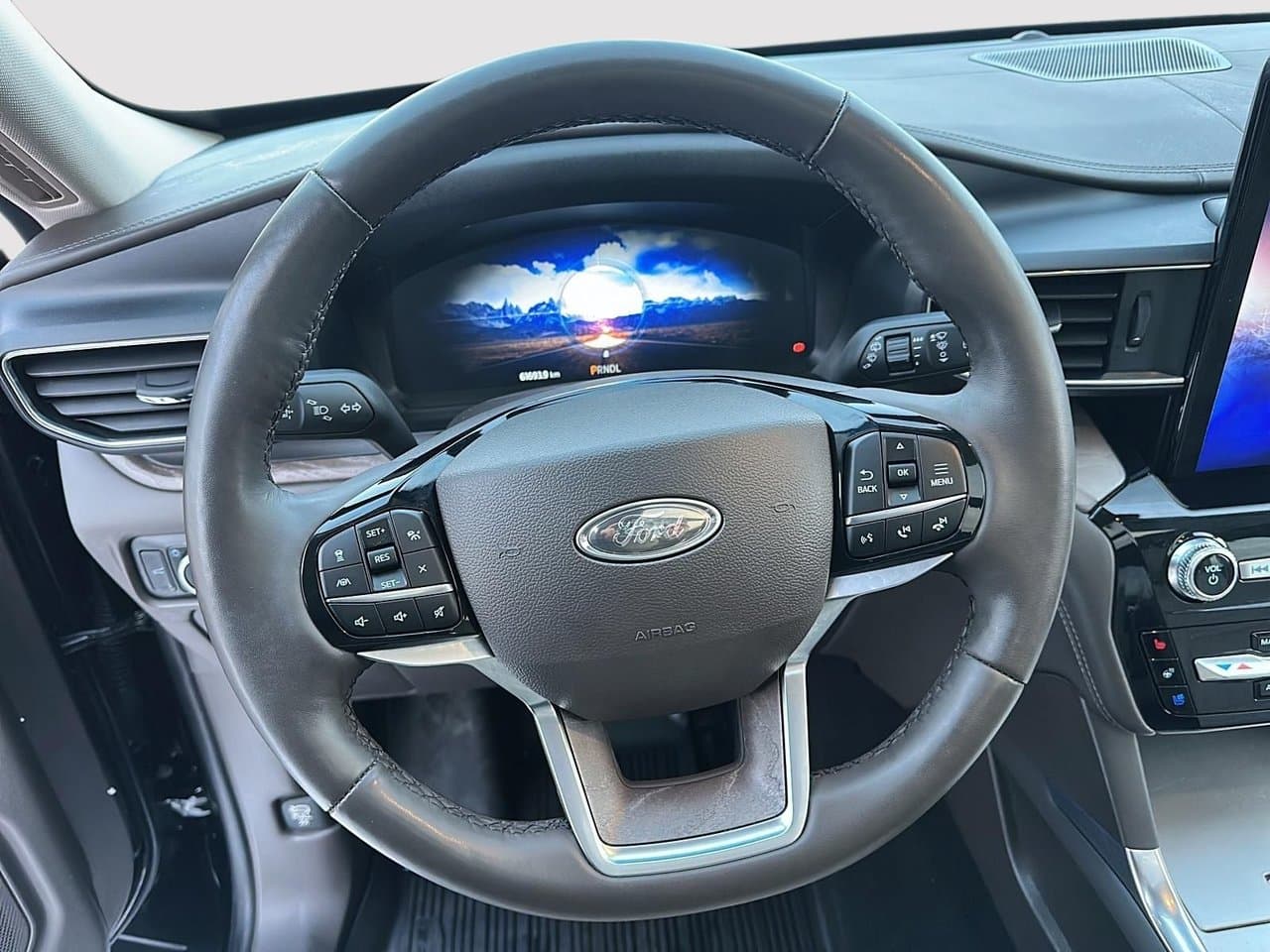 Ford Explorer 2023 — photo 9