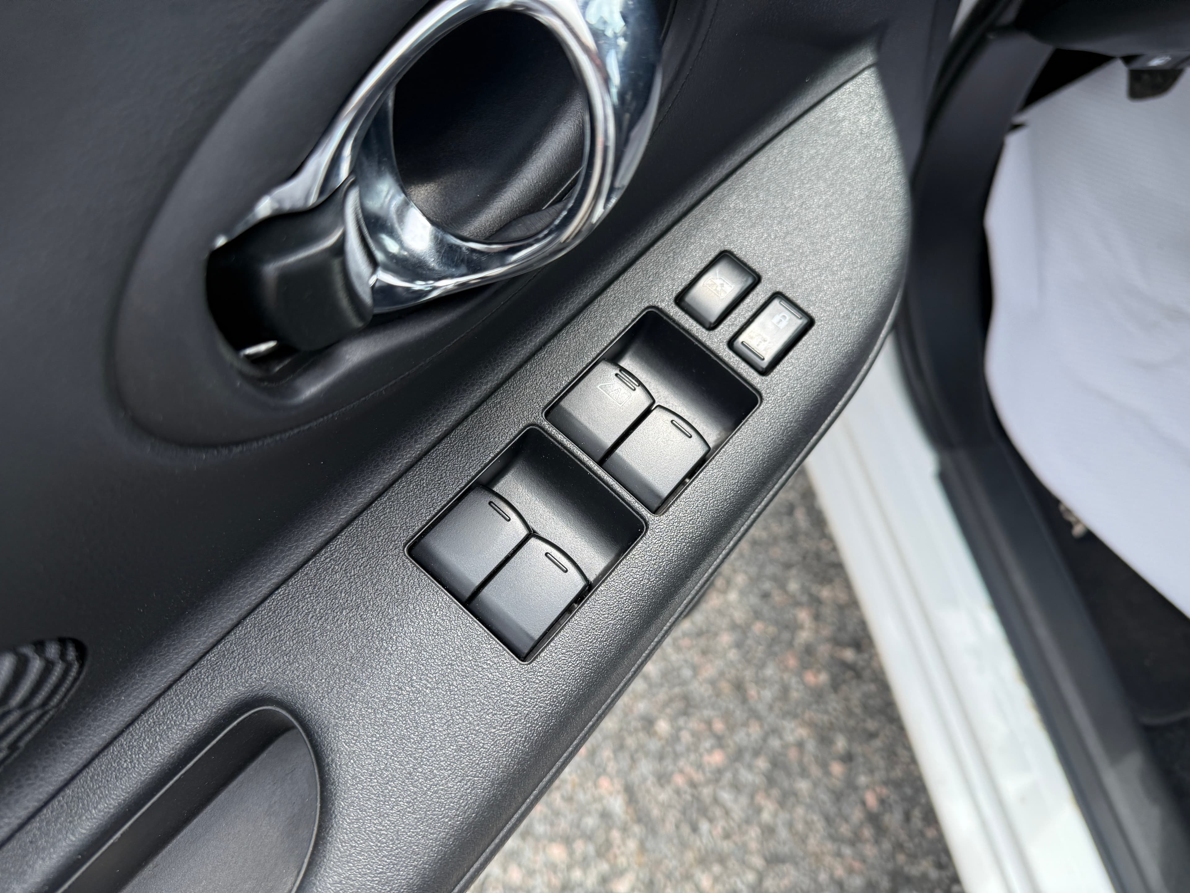 Nissan Micra 2018 — photo 11