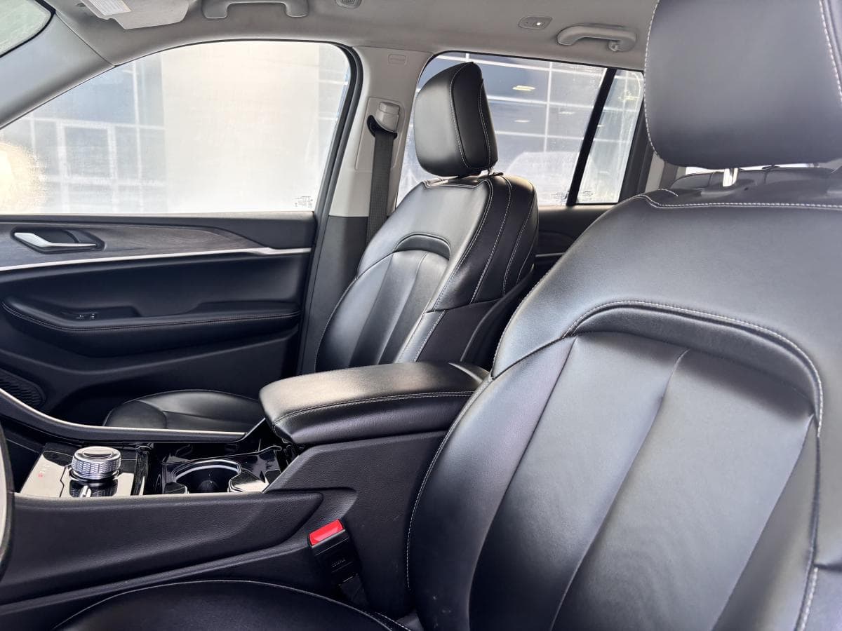 Jeep Grand Cherokee 2023 — photo 11