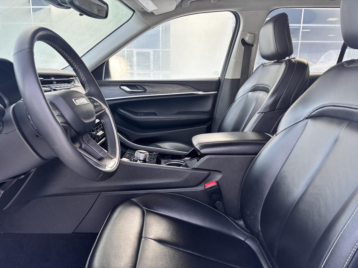 Jeep Grand Cherokee 2023 — photo 10
