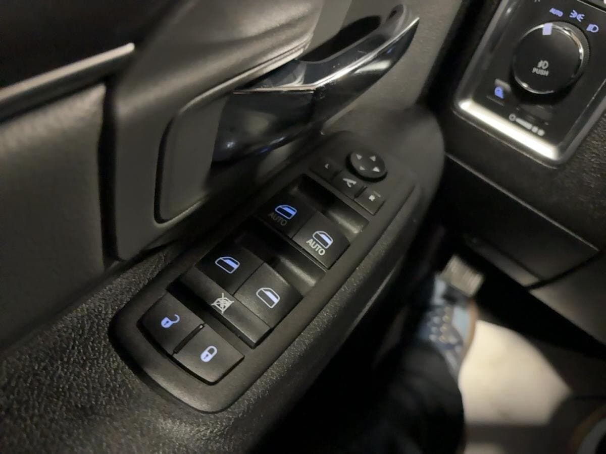 RAM 1500 Classic 2023 — photo 10