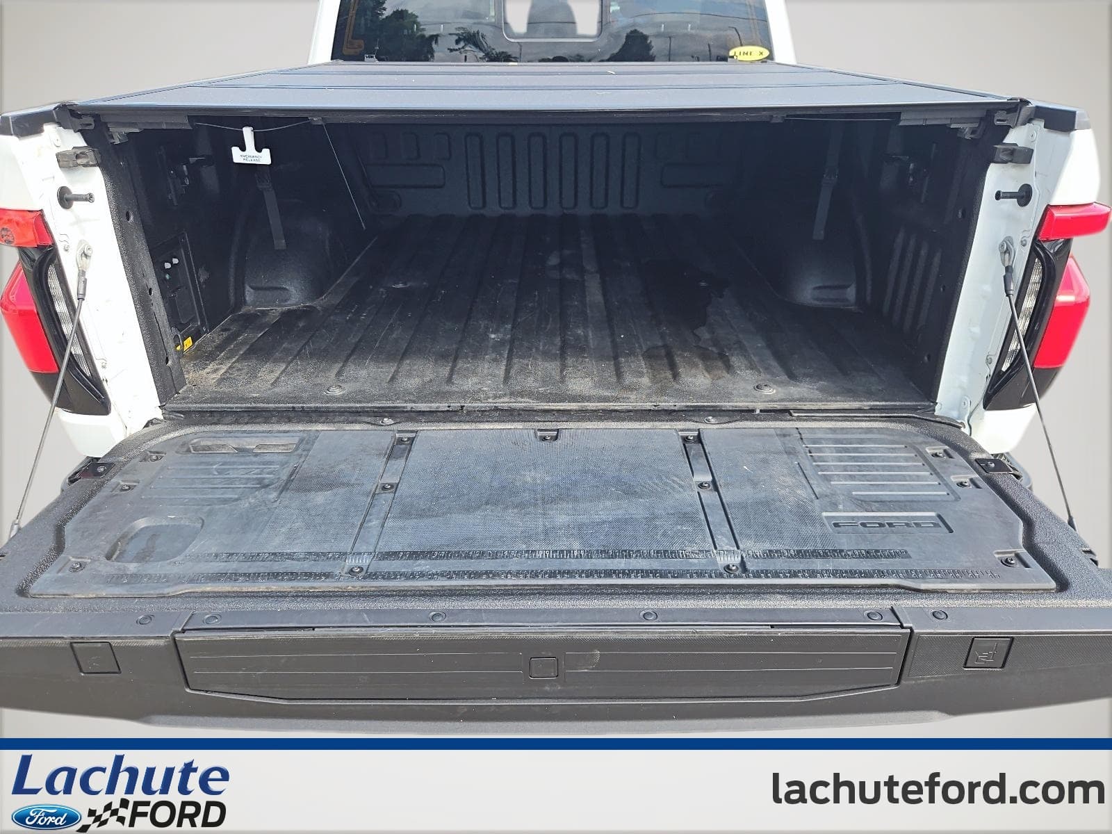 Ford F-150 Lightning 2023 — photo 18
