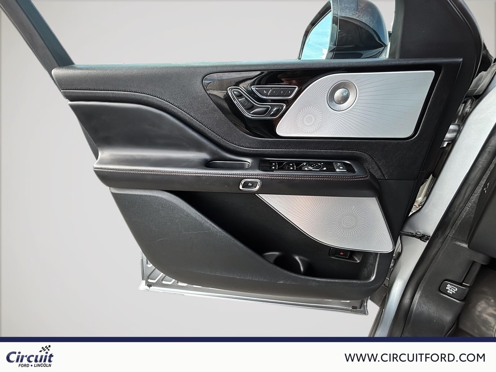 Lincoln Aviator 2023 — photo 13