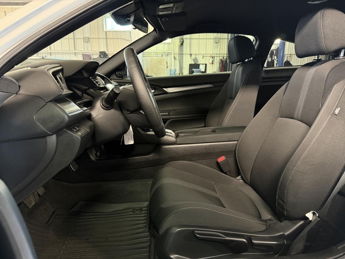 Honda Civic LX CVT Coupe 2020 — photo 11