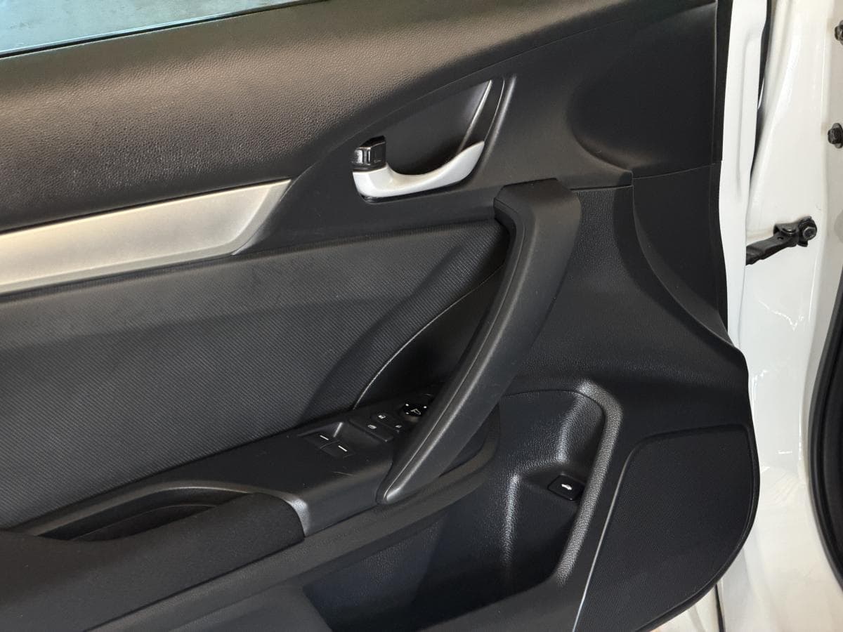 Honda Civic LX CVT Coupe 2020 — photo 10