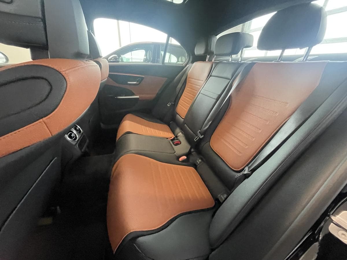Mercedes-Benz C 300 2026 — photo 12