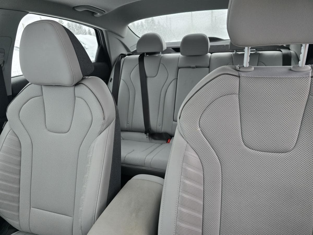 Hyundai Elantra Luxury IVT w/Two-Tone Interior 2025 — photo 11
