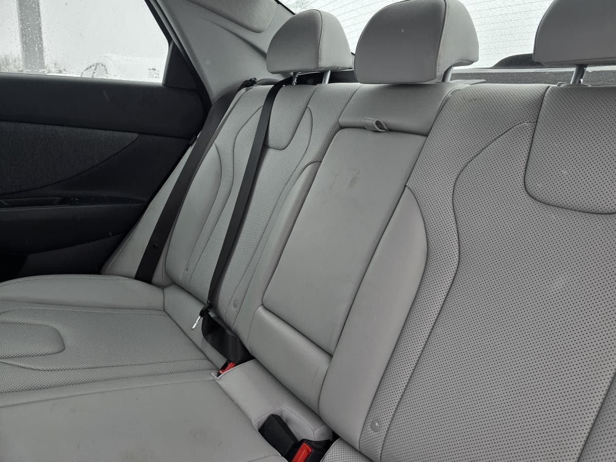 Hyundai Elantra Luxury IVT w/Two-Tone Interior 2025 — photo 12