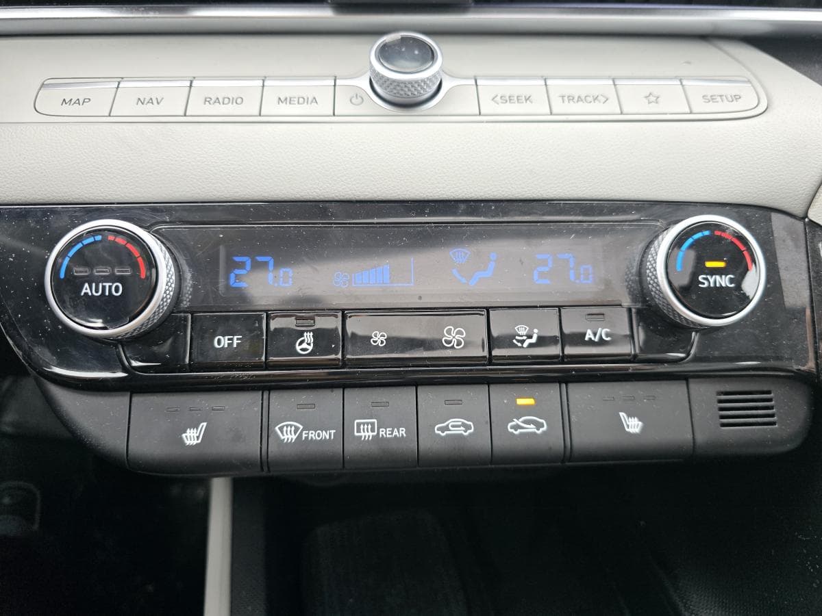 Hyundai Elantra Luxury IVT w/Two-Tone Interior 2025 — photo 18