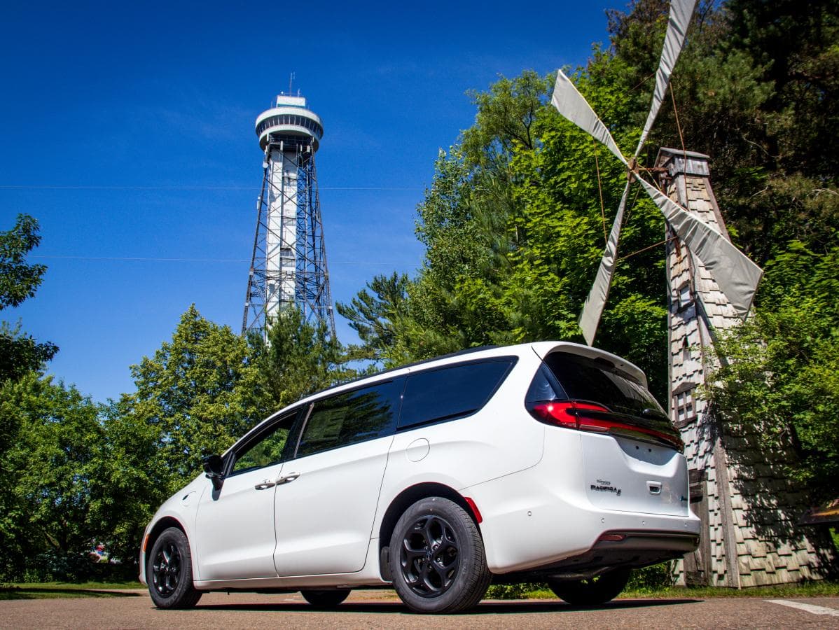 Chrysler Pacifica Hybrid 2024 — photo 17