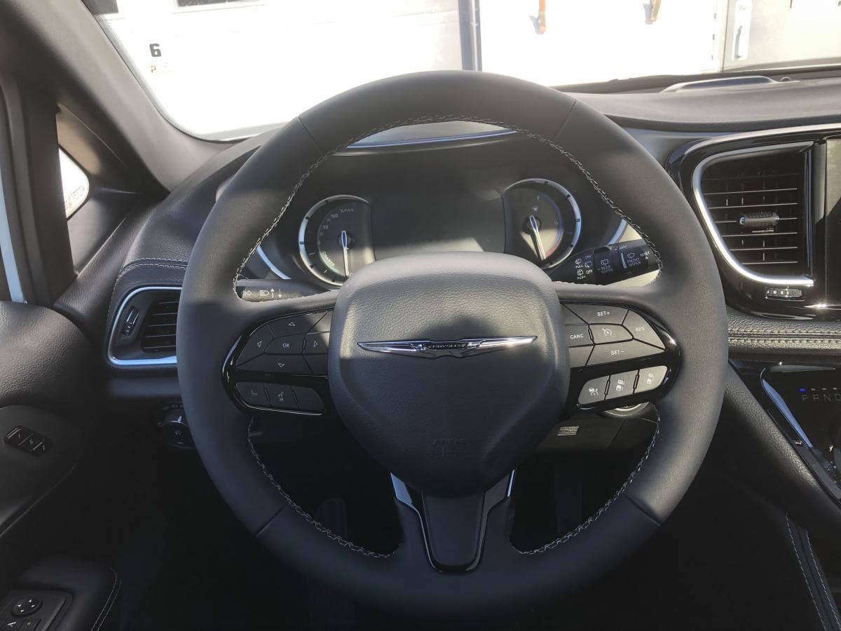 Chrysler Pacifica Hybrid 2024 — photo 10